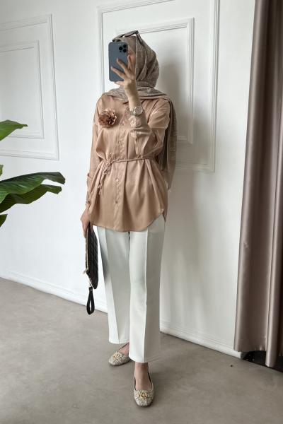 Çiçek Broşlu Saten Gömlek Camel