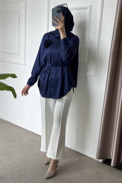 Çiçek Broşlu Saten Gömlek Lacivert